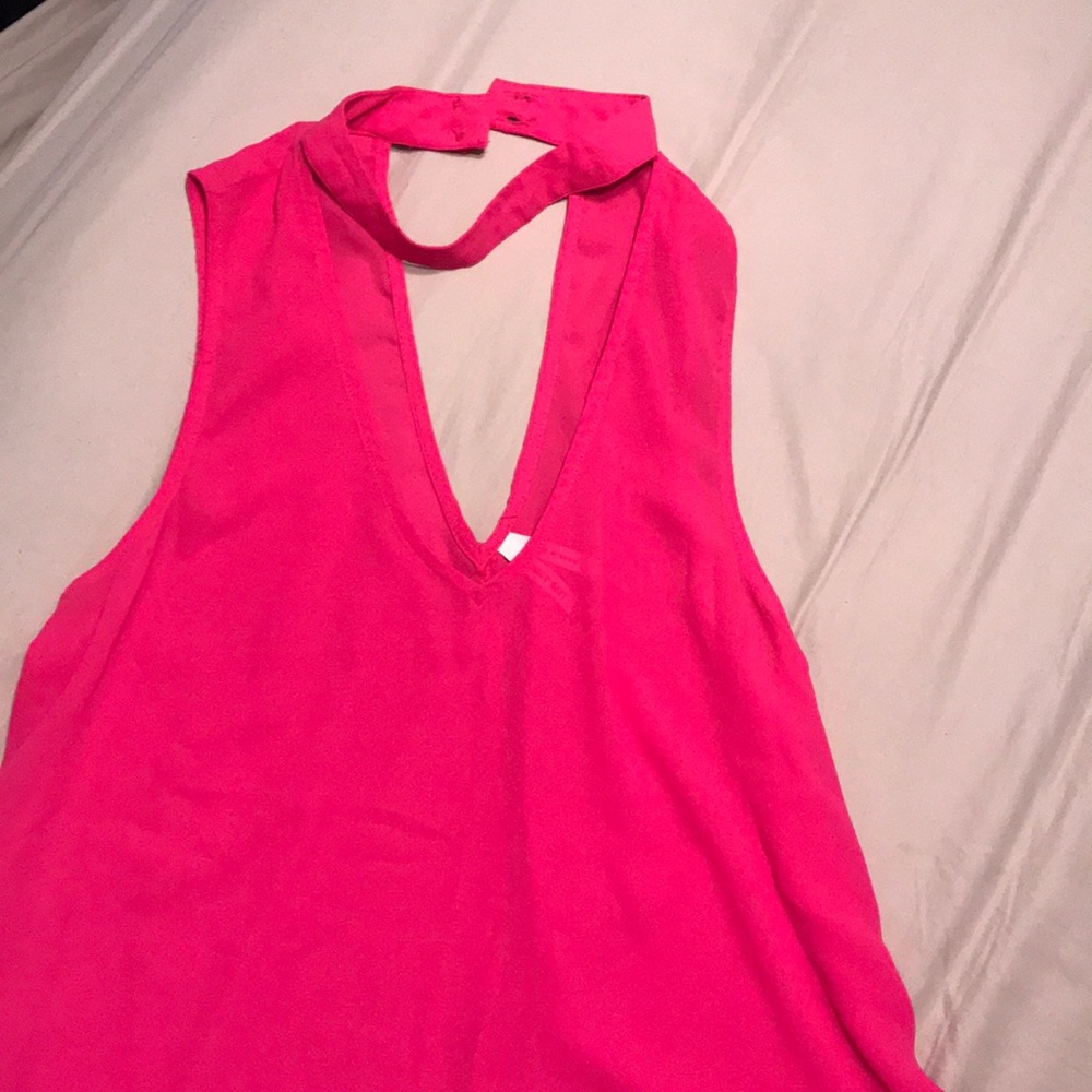 Low V with chocker neck tank